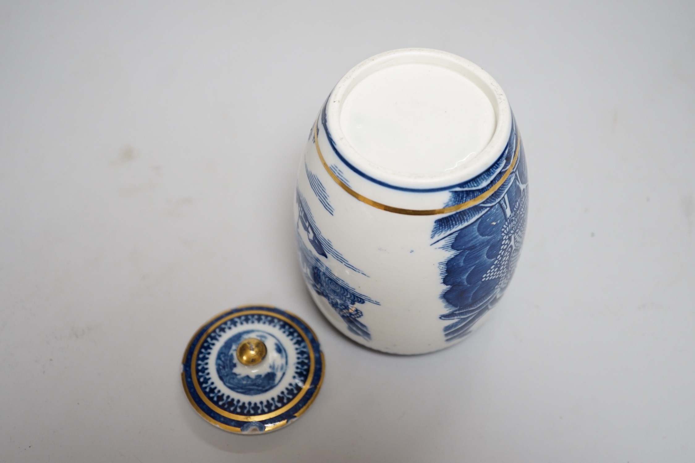 An 18th century Caughley tea canister and cover printed with Willow Nankin pattern,12.5cms high